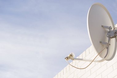 Uydu çanağı beyaz duvar