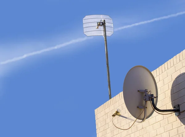 Piatto satellitare e antenna wireless — Foto Stock