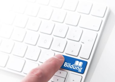parmak bildung (Almanca eğitim) etiketli bir mavi kitap simgesi ile bir bilgisayar klavye kavramı üzerinde tuşuna