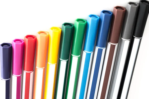 Feutre feutre marqueurs stylos en différentes couleurs sur un fond blanc — Photo