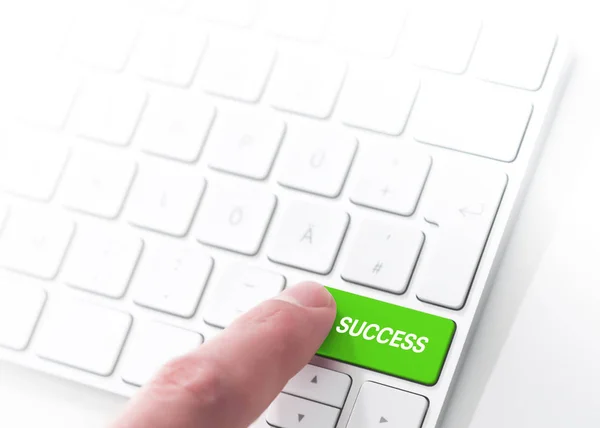 Dedo presionando una tecla verde etiquetada ÉXITO en un teclado de ordenador, clave del éxito — Foto de Stock