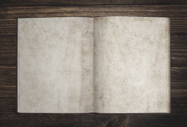 koyu kahverengi ahşap yüzey üzerinde lekeli sararmış kağıt ile düz sayfası vintage Defteri'ni açar