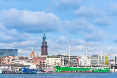 Hamburg Sankt Pauli ve liman Landungsbrcken ve eski yelkenli gemi ile görünümü