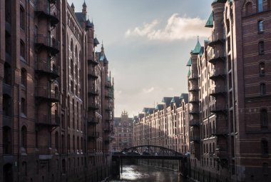 binalar ve kanalda eski depo bölgesi Speicherstadt Hamburg, Almanya