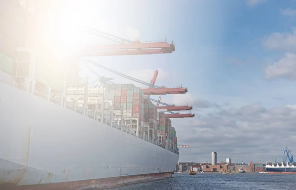 Porto industrial com navios e navio porta-contentores descarregando em sunligh — Fotografia de Stock