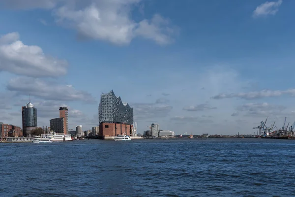 Panorama do porto de Hamburgo com o rio Elba e a ópera de Elbphilharmonie hous — Fotografia de Stock