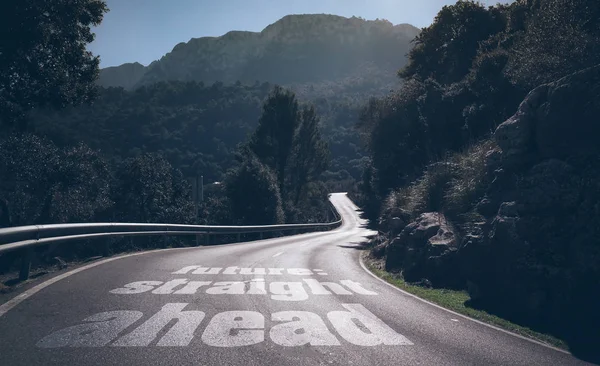 Largo camino desierto a través de las montañas con palabras futuro recto escrito en asfalto —  Fotos de Stock