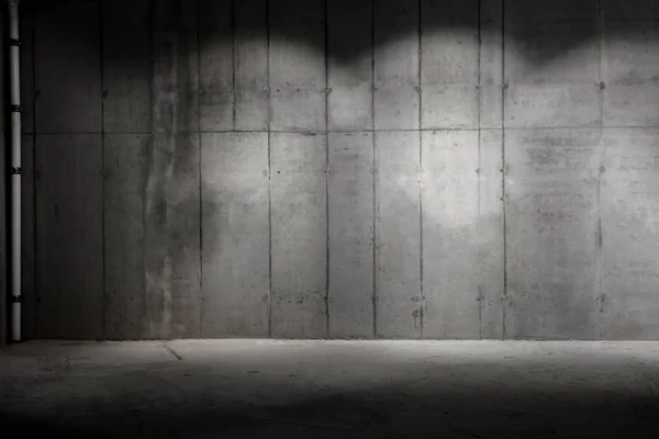 Częściowo oświetlone tło witryny budowy ścian betonowych — Zdjęcie stockowe