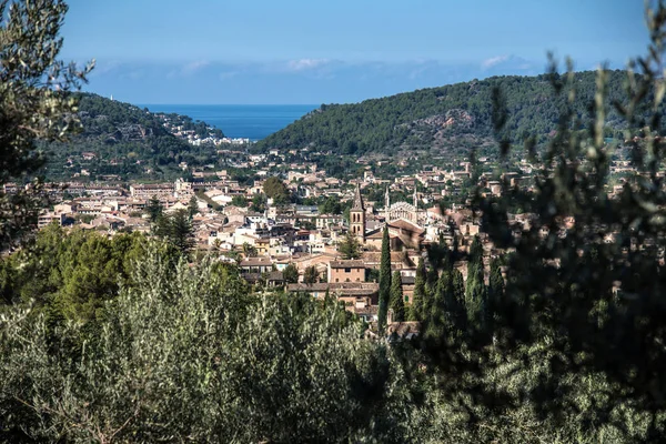 Město Sóller, Španělsko z ptačí perspektivy s mořem v pozadí vzdálené — Stock fotografie