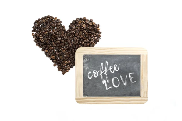 Hart gemaakt van koffiebonen en schoolbord met woorden koffie liefde — Stockfoto
