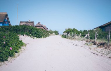 Heiligenhafen, Almanya tipik saz çatılı evler ile kaplı Graswarder Yarımadası kum yol