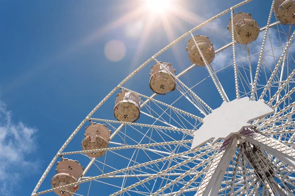 Ferris wheel on funfair against blue summer sky — Stock Photo, Image