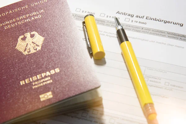 Passeport allemand avec pétition pour la naturalisation et stylo — Photo