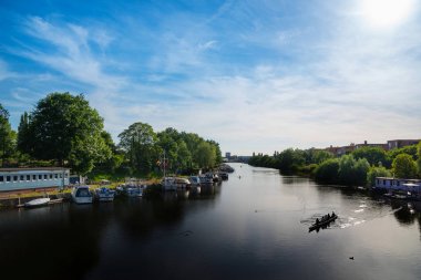 modern apartmanlar ve gemilerde mavi yaz göğün altında bir nehir-Hamburg, Almanya