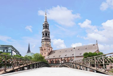 Sankt Katharinen kilise Hamburg, Almanya Zollkanal kanal ters taraftan görüldüğü gibi düşük açılı çekim