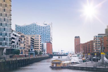 Hamburg, Almanya'nın Hafencity bölgesinde sahildeki modern binalar