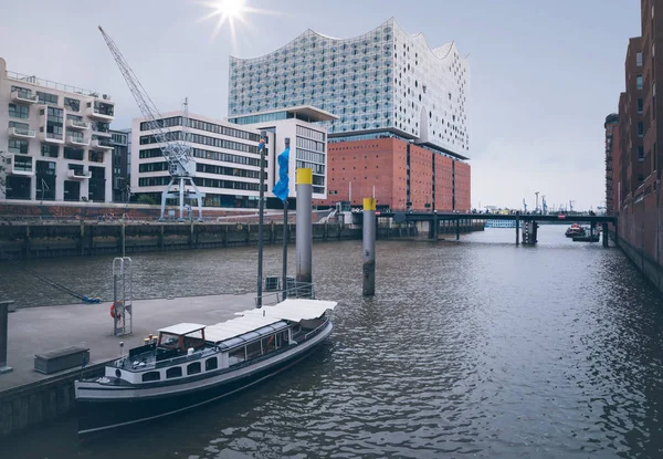 Moderne bauten am ufer im hafencity viertel hamburg mit elbphilharmonie im hintergrund unter blauem sommerhimmel — Stockfoto