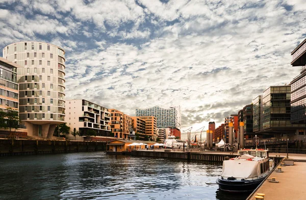 Sahildeki güzel gökyüzü altında Hamburg, Almanya ile Elbphilharmonie'nın Hafencity bölgesinde modern binalar