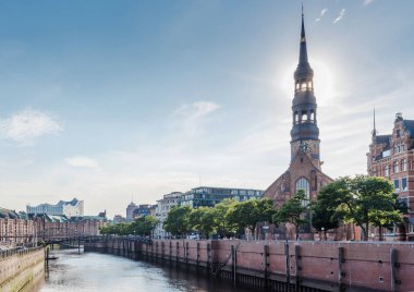kanaldan Zollkanal ile Sankt Katherinen Kilisesi ve Elbphilharmonie ile arka planda görüldüğü gibi temiz yaz göğün altında eski depo bölgesi Speicherstadt Hamburg, Almanya