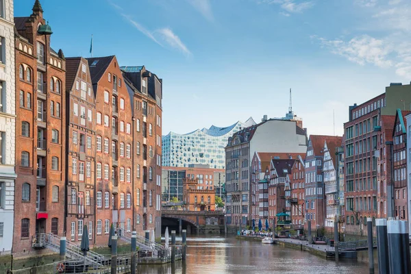 Vista panorámica de edificios históricos a ambos lados del canal Nikolaifleet en Hamburgo, Alemania con la sala de conciertos Elbphilharmonie en el fondo bajo el hermoso cielo de verano —  Fotos de Stock