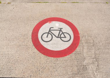 kaldırımda Bisiklete binme hiçbir yasak işareti izin yok Bisiklet