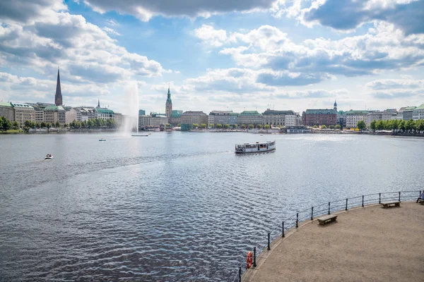 Lago Binnenalster com fonte em Hamburgo, Alemanha — Fotografia de Stock