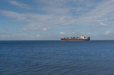 büyük kargo gemisi okyanus üzerinde