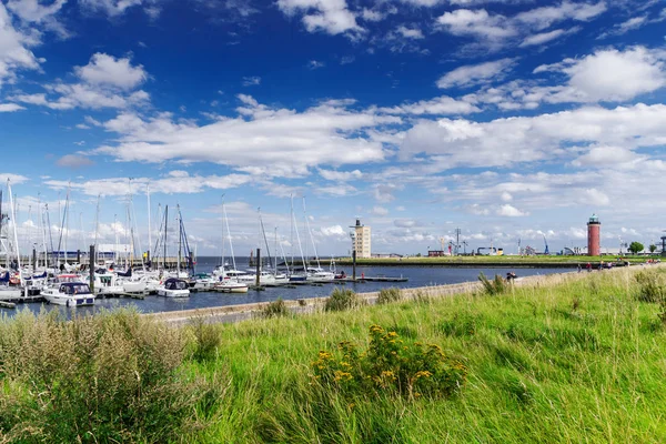 Világítótorony háttérben vízparton, Cuxhaven, Németország — Stock Fotó