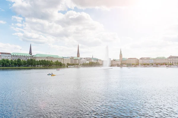 Lago Binnenalster com fonte em Hamburgo, Alemanha sob o céu ensolarado — Fotografia de Stock