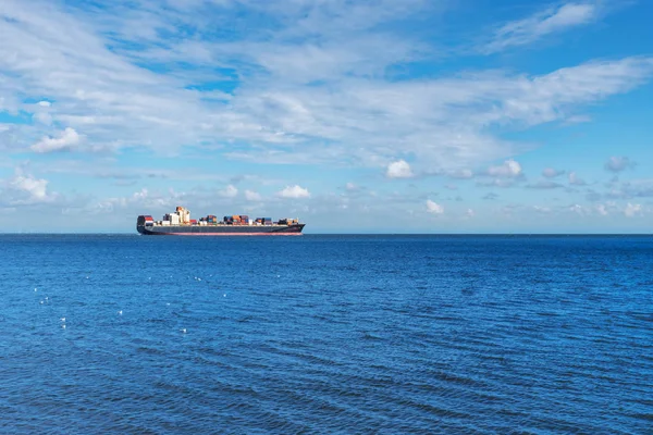 Großes Containerschiff auf breitem blauen Ozean — Stockfoto