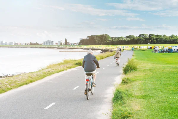 Lidé na koni kola na promenádě v Cuxhaven, Německo — Stock fotografie