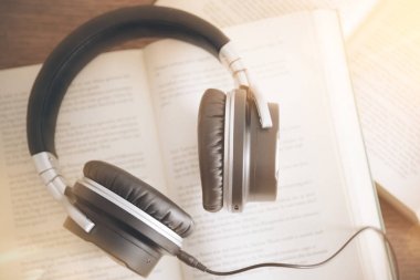 sesli kitap kavramı rustik ahşap masa arka plan ile