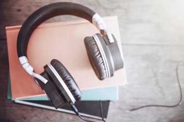 sesli kitap kavramı rustik ahşap masa arka plan ile