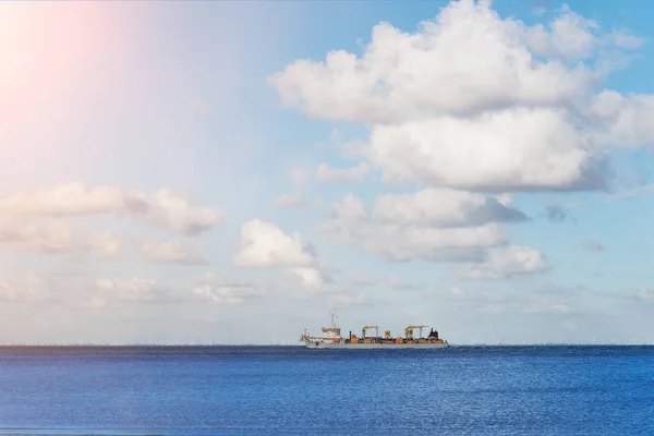 Grande recipiente navio de carga em largo oceano azul sob céu ensolarado — Fotografia de Stock