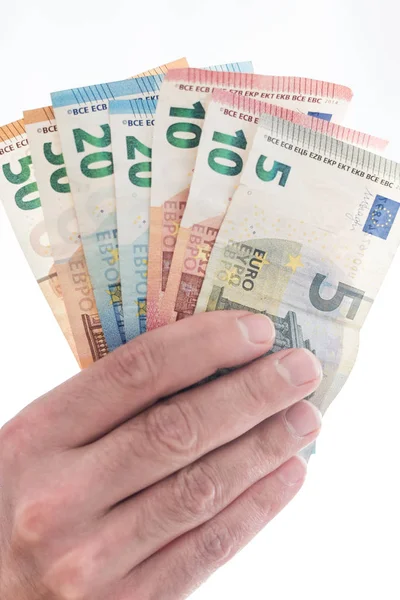 Mâna unei persoane de sex masculin care predă câteva bancnote de euro diferite — Fotografie, imagine de stoc