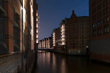 Eski depo bölgesi Speicherstadt Hamburg, Almanya geceleri ışıklı