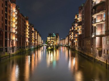 Eski depo bölgesi Speicherstadt Hamburg, Almanya geceleri ışıklı