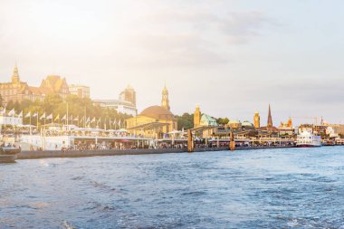 Sankt Pauli piers ve nehir Elbe Hamburg, Almanya