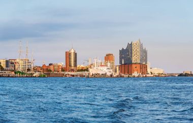 nehir Elbe harbor, Sankt Pauli piers ve Elbphilharmonie konser salonu Hamburg, Almanya altında açık mavi gökyüzü 