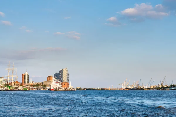 nehir Elbe harbor, Sankt Pauli piers ve Elbphilharmonie konser salonu Hamburg, Almanya altında açık mavi gökyüzü 