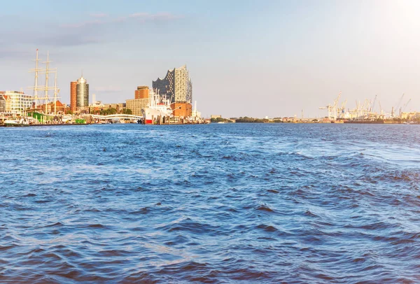 nehir Elbe harbor, Sankt Pauli piers ve Elbphilharmonie konser salonu Hamburg, Almanya altında açık mavi gökyüzü 