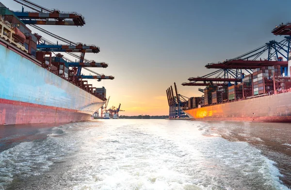 Große Containerschiffe im Hafen bei schönem Sonnenuntergang — Stockfoto