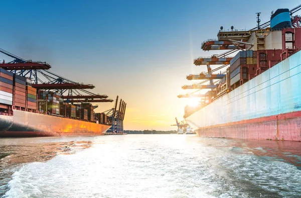 Grandes navios porta-contentores no porto ao pôr do sol — Fotografia de Stock