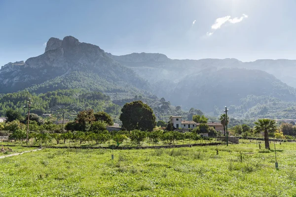 Schilderachtige dorp in het Tramuntana Bergen landschap op het eiland Mallorca, Spanje — Stockfoto