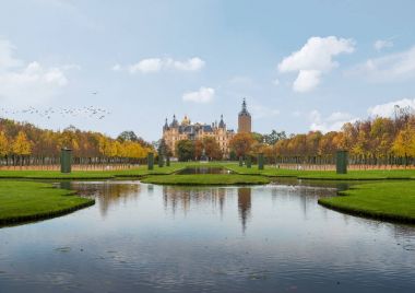 Schwerin Saray ve Saray Bahçe güzel gökyüzü altında