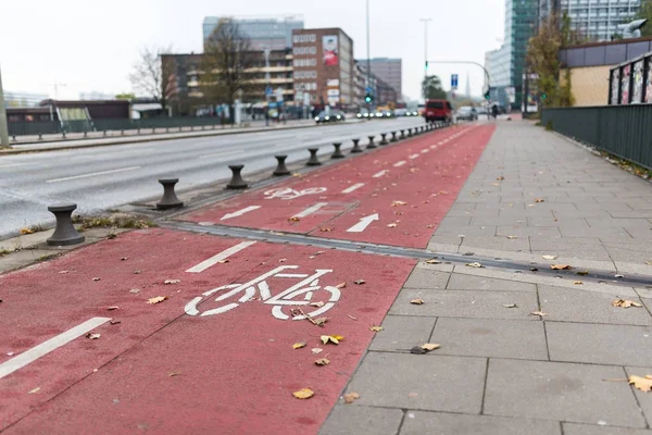 Twee-baans fietspad naast straat in stedelijk landschap — Stockfoto