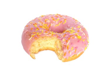 bir lokma donut pembe krema ve beyaz arka plan üzerinde izole renkli şeker sprinkles ile eksik