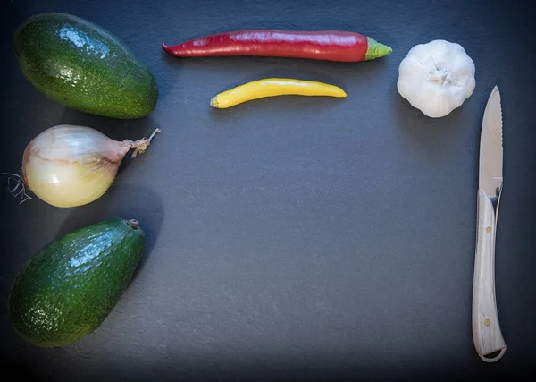 Ingredientes para guacamole na tabela de ardósia escura — Fotografia de Stock