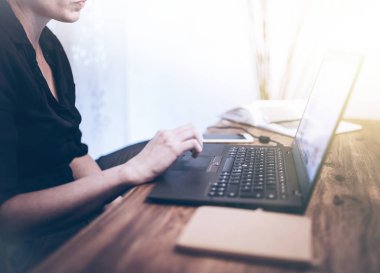 dizüstü bilgisayar ile çalışma rustik ahşap masada oturan genç kadın