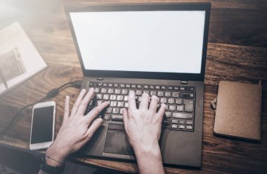 dizüstü bilgisayar ile çalışma rustik ahşap masada oturan genç kadın